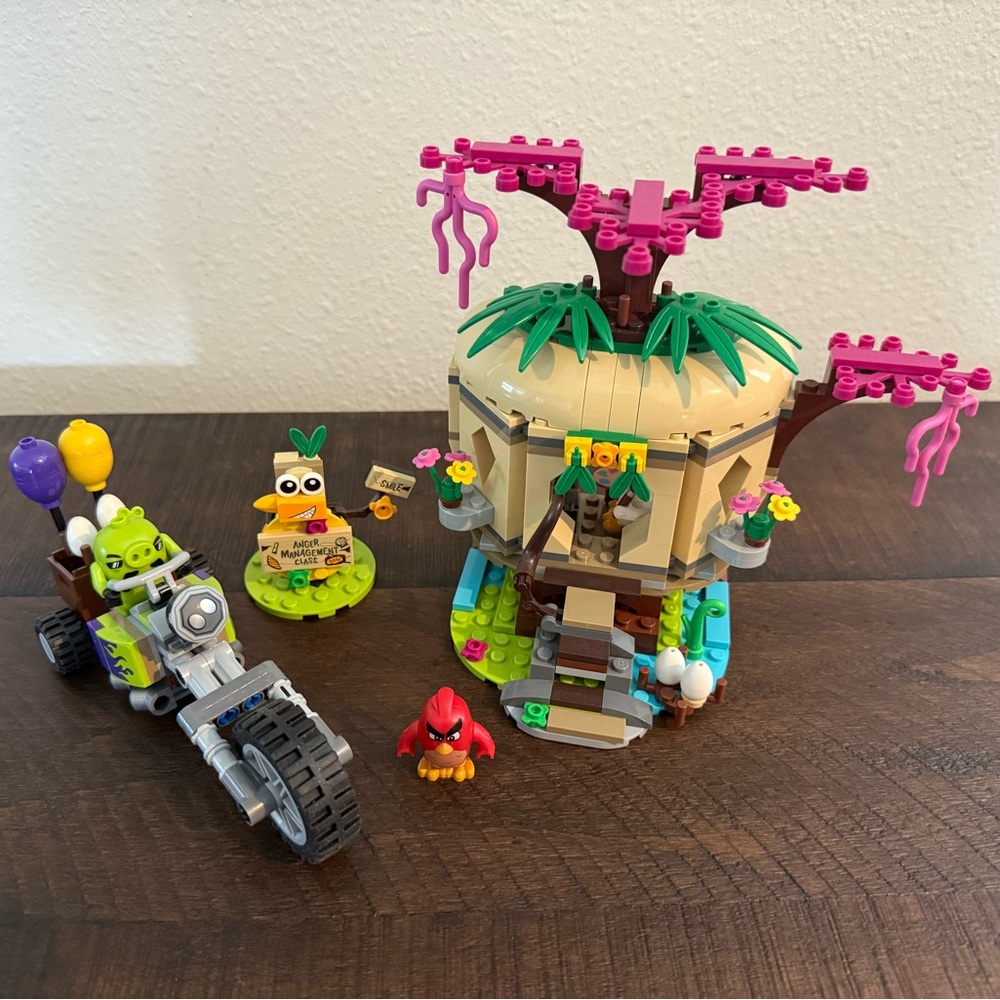 Lego 75823 (RETIRED) Angry Birds - Bird Island Egg Heist -Ages 6-12 - 277 Pieces